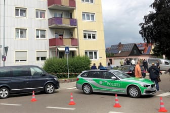 Der Tatort im fränkischen Gunzenhausen: Ein Gerichtsmediziner ist eingetroffen, um zu klären, wie die Frau und ihre drei Kinder zu Tode gekommen sind.