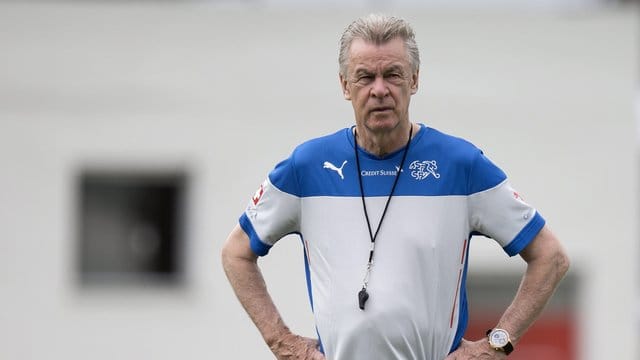Der Ex-Nati-Coach Ottmar Hitzfeld fordert Konzentration auf Fußball. Der Ex-Nati-Coach Ottmar Hitzfeld fordert Konzentration auf Fußball.