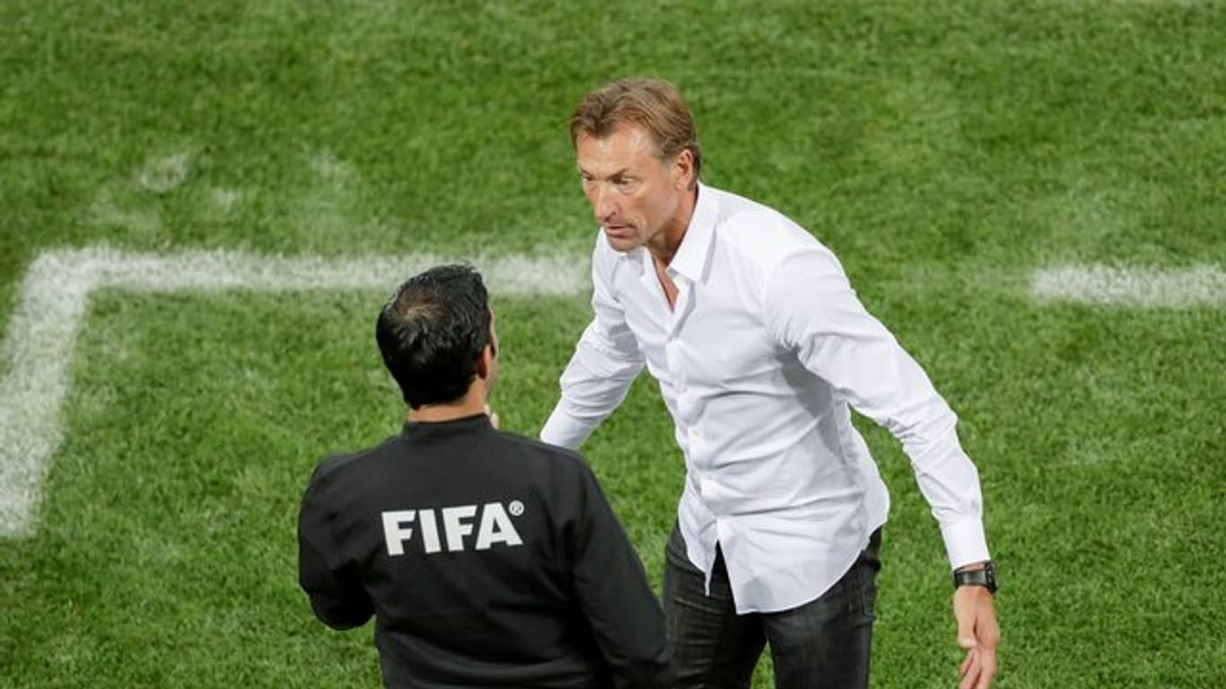 Marokkos Trainer Herve Renard beklagt sich beim vierten Offiziellen über einen Schiedsrichterfehler.