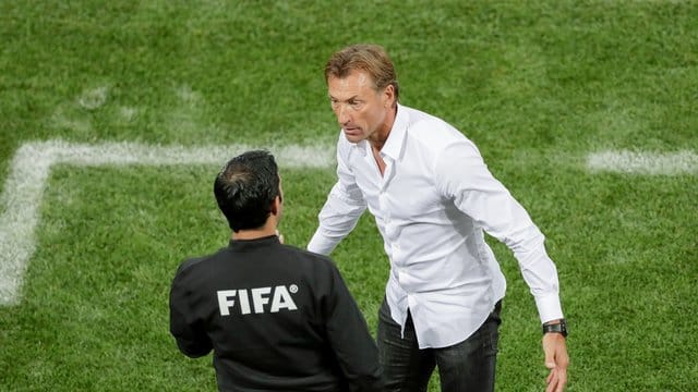 Marokkos Trainer Herve Renard beklagt sich beim vierten Offiziellen über einen Schiedsrichterfehler. Marokkos Trainer Herve Renard beklagt sich beim vierten Offiziellen über einen Schiedsrichterfehler.