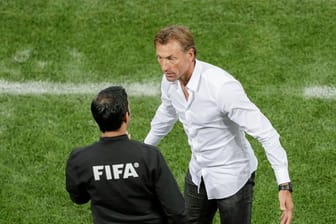 Marokkos Trainer Herve Renard beklagt sich beim vierten Offiziellen über einen Schiedsrichterfehler.