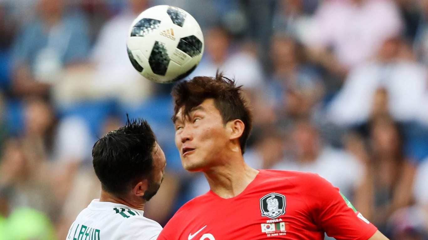 Südkoreas Hyun-Soo Jang (re.) im Kopfballduell mit Mexikos Miguel Layun: Im Spiel gegen Mexiko verursachte Jang einen Elfmeter und wird nun hart kritisiert.