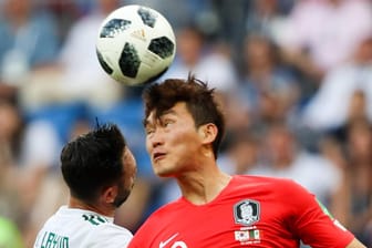 Südkoreas Hyun-Soo Jang (re.) im Kopfballduell mit Mexikos Miguel Layun: Im Spiel gegen Mexiko verursachte Jang einen Elfmeter und wird nun hart kritisiert.