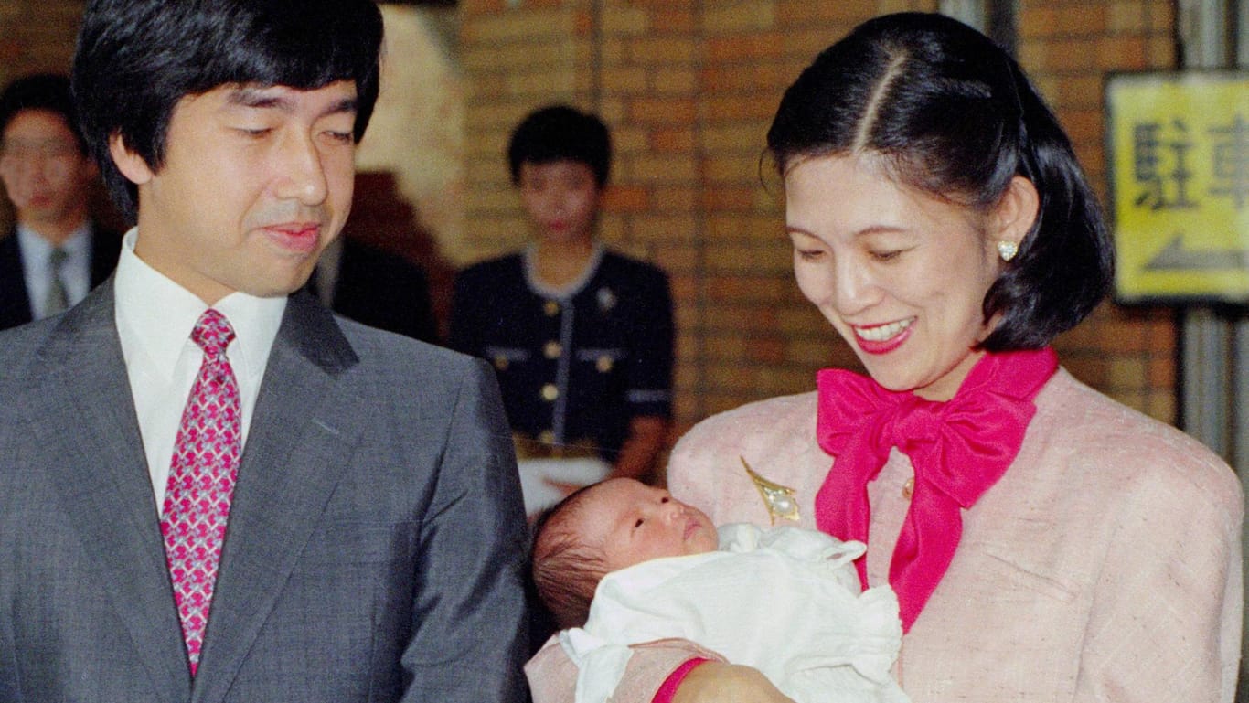Schöne Erinnerung: 1990 verlassen Prinz Norihito und seine Ehefrau Prinzessin Hisako das Krankenhaus mit der kleinen Prinzessin Ayako.