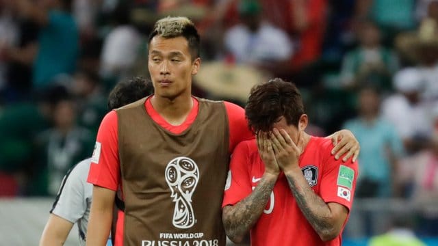 Hyun-Soo Jang (r) aus Südkorea wird nach dem Spiel gegen Mexiko von seinem Mitspieler getröstet. Hyun-Soo Jang (r) aus Südkorea wird nach dem Spiel gegen Mexiko von seinem Mitspieler getröstet.