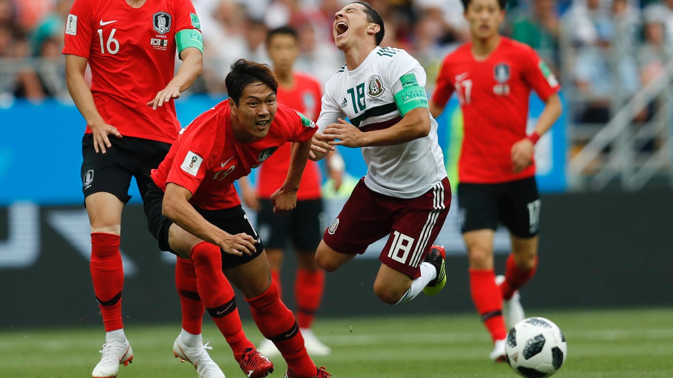 Die Südkoreaner pflegen einen rustikalen Spielstil. Das bekamen im zweiten Vorrundenspiel auch die Mexikaner (hier: Andres Guardado mit schmerzverzerrtem Gesicht nach einem Zweikampf mit Young-Gwon Kim) zu spüren.