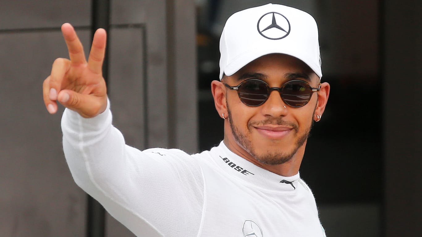 Lewis Hamilton feiert seinen Sieg beim GP von Frankreich: Nach Medienberichten soll er auch in den nächsten Jahren für Mercedes fahren.
