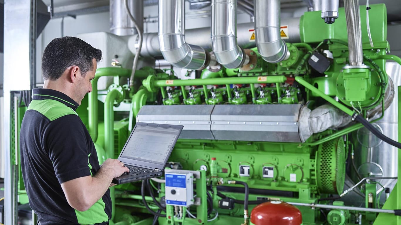 Ingenieur an einer Anlage: Qualifizierte Fachkräfte müssen seltener ein Anschreiben vorlegen. (Archivbild)