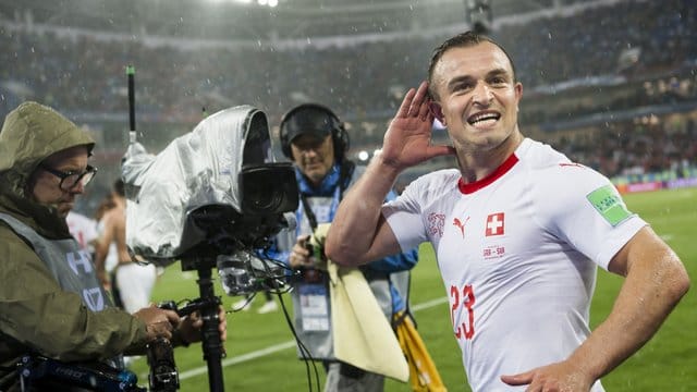 Der Schweizer Torschütze Shaqiri jubelt über den Sieg seines Teams.