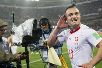 Der Schweizer Torschütze Shaqiri jubelt über den Sieg seines Teams.
