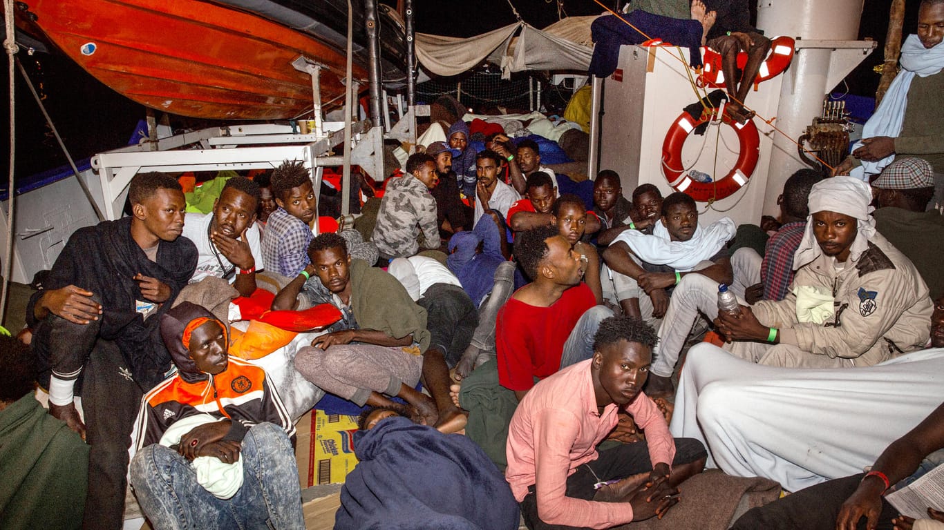 Flüchtlinge auf der "Lifeline": Über 230 Menschen hoffen auf Rettung.