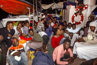 Flüchtlinge auf der "Lifeline": Über 230 Menschen hoffen auf Rettung.