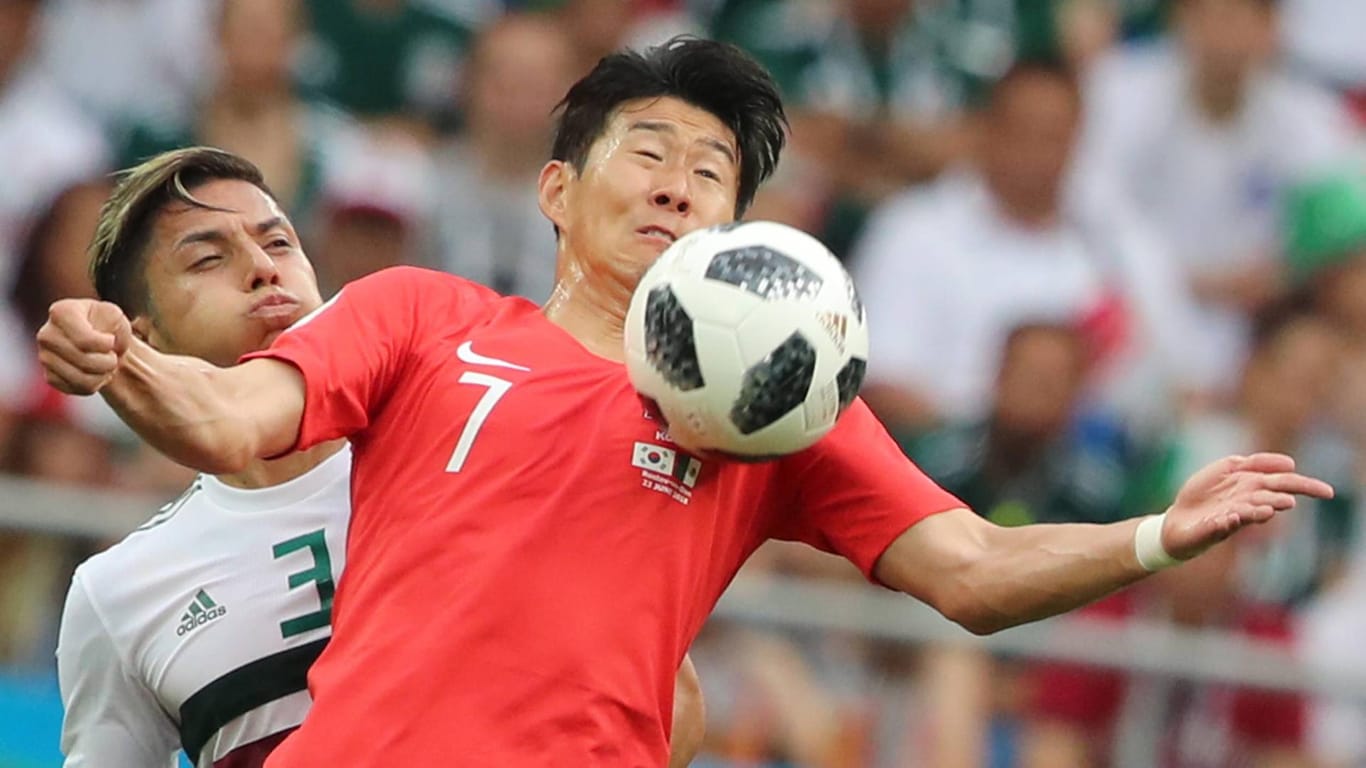 WM 2018, Südkoreas Star Heung-Min Son (re.) im Zweikampf mit Mexikos Carlos Salcedo: Son droht bei einem frühen WM-Aus in Südkorea der Militärdienst.