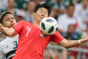 WM 2018, Südkoreas Star Heung-Min Son (re.) im Zweikampf mit Mexikos Carlos Salcedo: Son droht bei einem frühen WM-Aus in Südkorea der Militärdienst.