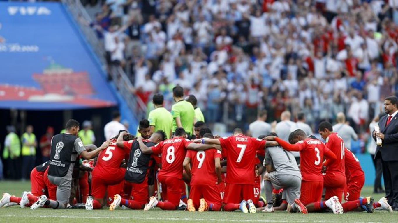 Die Spieler aus Panama knien nach der 6:1-Niederlage gegen England auf dem Platz.