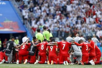 Die Spieler aus Panama knien nach der 6:1-Niederlage gegen England auf dem Platz.