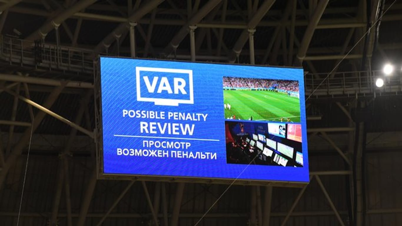 Beim Spiel Iran gegen Portugal wird der Videobeweis angekündigt.