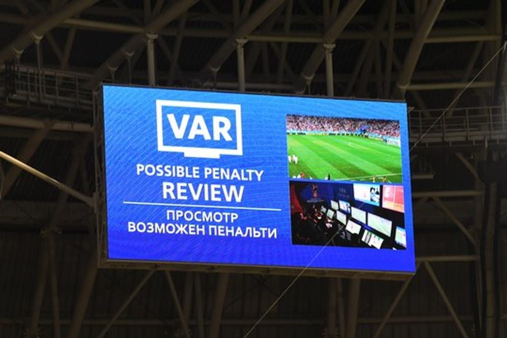 Beim Spiel Iran gegen Portugal wird der Videobeweis angekündigt.