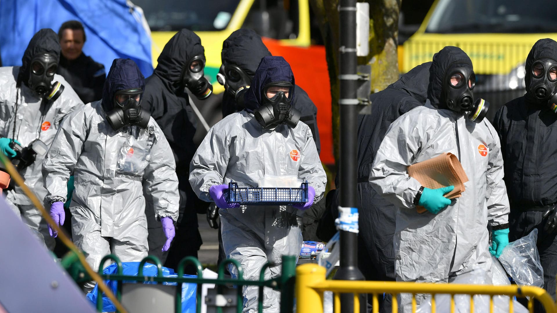 Polizisten in Schutzanzügen im britischen Salisbury: Nach dem Nervengiftanschlag auf einen russischen Ex-Spion will Großbritannien die OPCW stärken. Russland will das verhindern. Polizisten in Schutzanzügen im britischen Salisbury: Nach dem Nervengiftanschlag auf einen russischen Ex-Spion will Großbritannien die OPCW stärken. Russland will das verhindern.