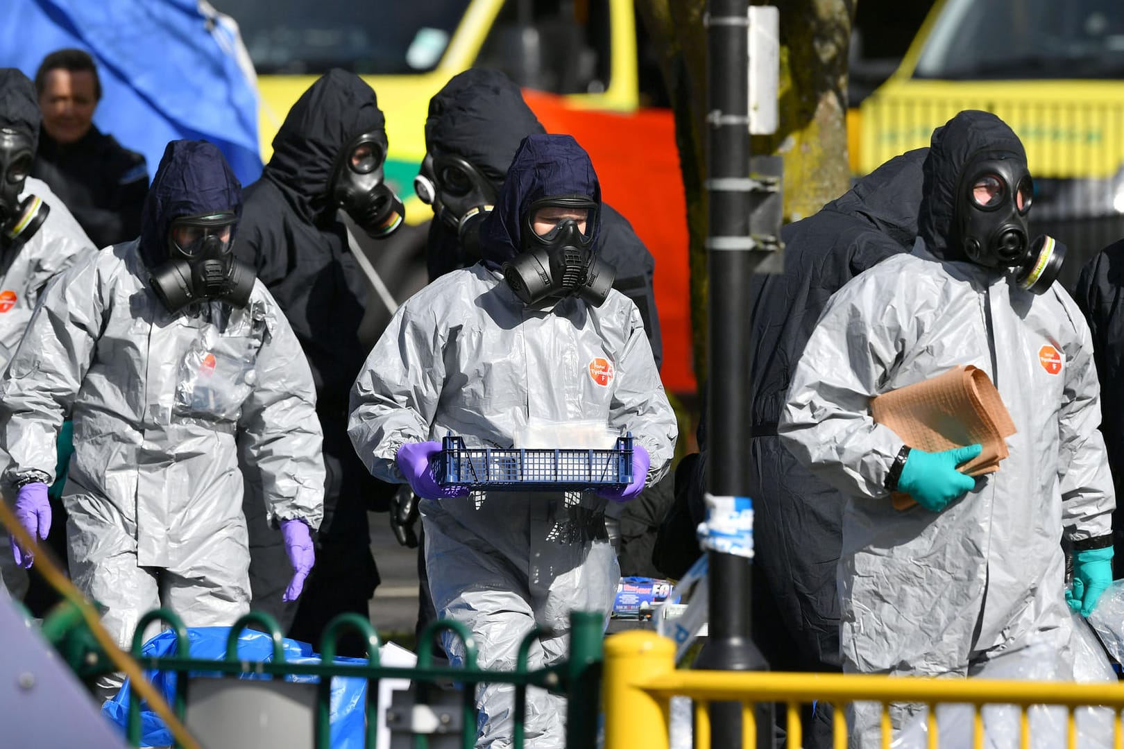 Polizisten in Schutzanzügen im britischen Salisbury: Nach dem Nervengiftanschlag auf einen russischen Ex-Spion will Großbritannien die OPCW stärken. Russland will das verhindern.