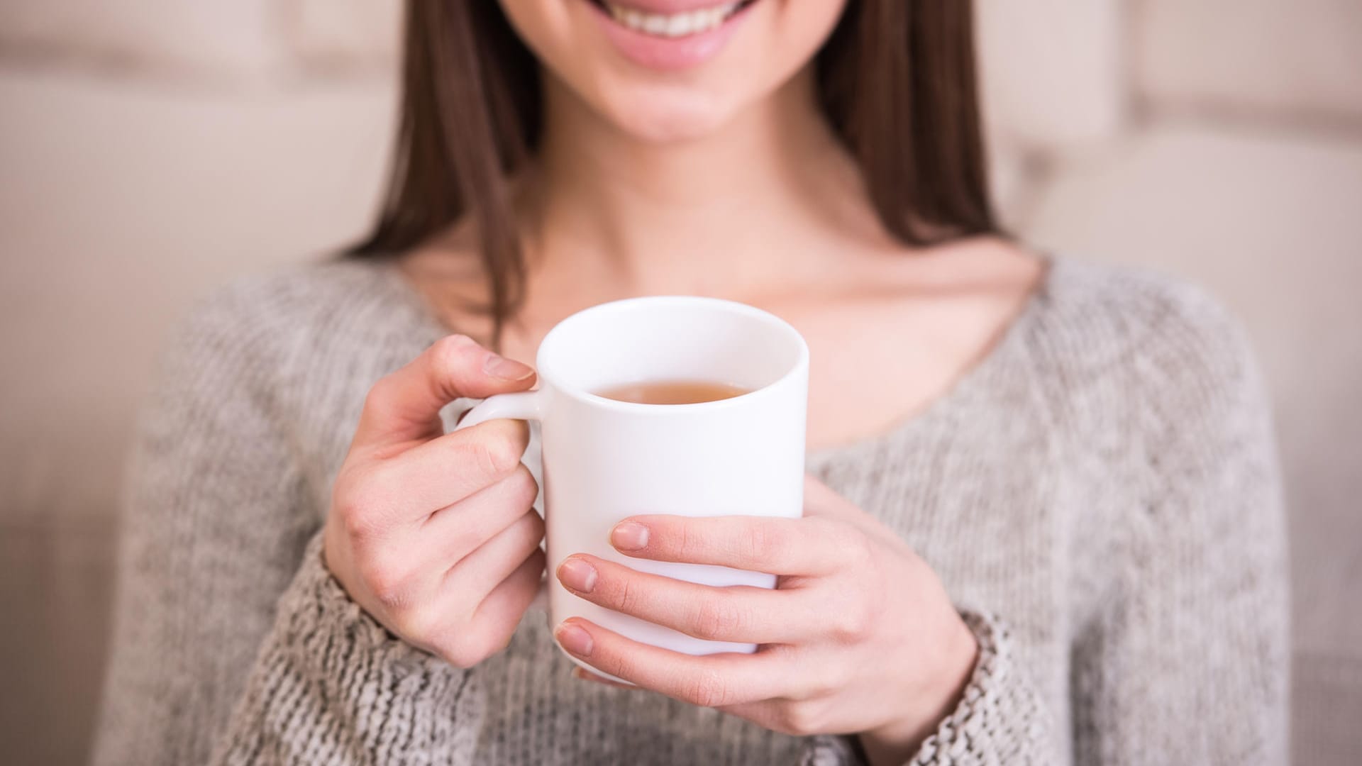 Frau mit Tasse: Eine Mischung aus Apfelessig, Honig und Wasser soll das Einschlafen erleichtern.