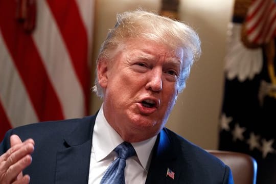 Das erste Einreiseverbot für Menschen aus mehreren überwiegend muslimisch geprägten Ländern hatte Trump nur eine Woche nach seinem Amtsantritt am 20.
