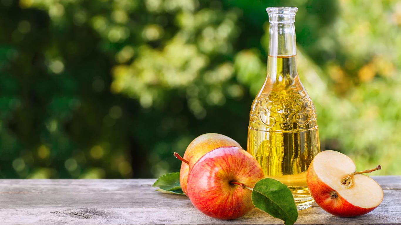 Apfelessig: Mit einem frischen Apfel kann das Hausmittel in Sachen Nährstoffe nicht mithalten.