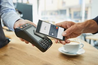 Google Pay: Mehrere Banken kooperieren mit Google, um ihren Kunden das mobile Bezahlen mit dem Smartphone zu ermöglichen.