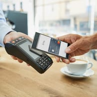Google Pay: Mehrere Banken kooperieren mit Google, um ihren Kunden das mobile Bezahlen mit dem Smartphone zu ermöglichen.