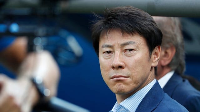 Südkoreas Trainer Tae-Yong Shin fühlt sich von den Vergleichen mit Bundestrainer Löw geehrt. Südkoreas Trainer Tae-Yong Shin fühlt sich von den Vergleichen mit Bundestrainer Löw geehrt.