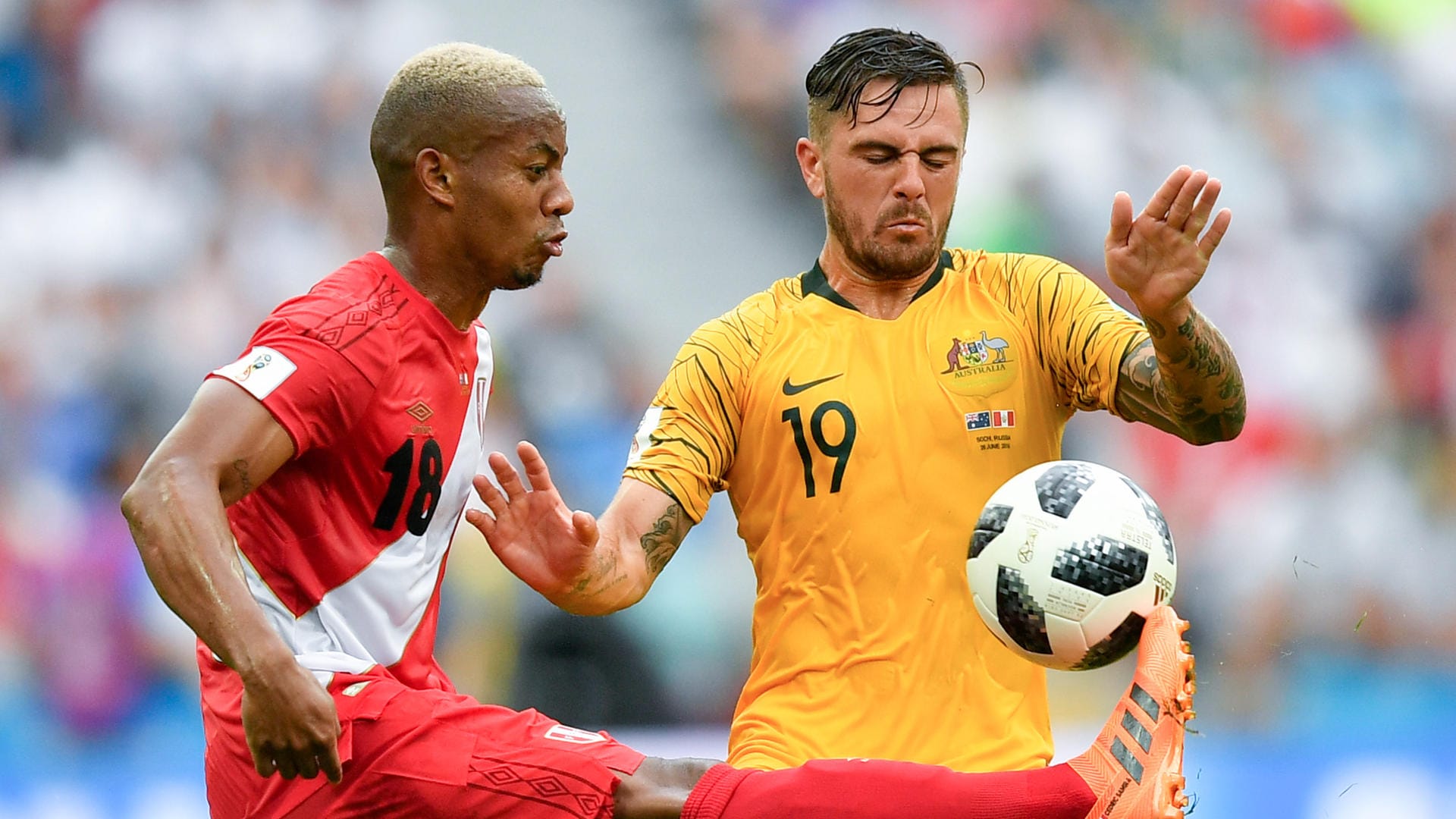 André Carrillo (l.) im Duell mit Joshua Risdon: Der Peruaner erzielte ein Traumtor zur 1:0-Führung.