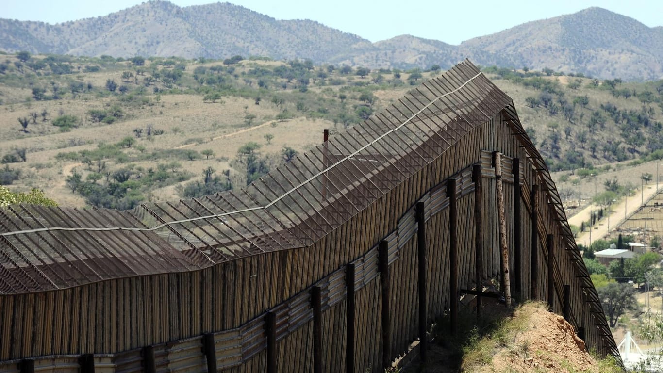 Die Grenze zwischen den USA und Mexiko: Wegen der verschärften Kontrollen würden immer mehr Flüchtlinge versuchen, über abgelegene und lebensfeindliche Grenzabschnitte in die USA zu gelangen.