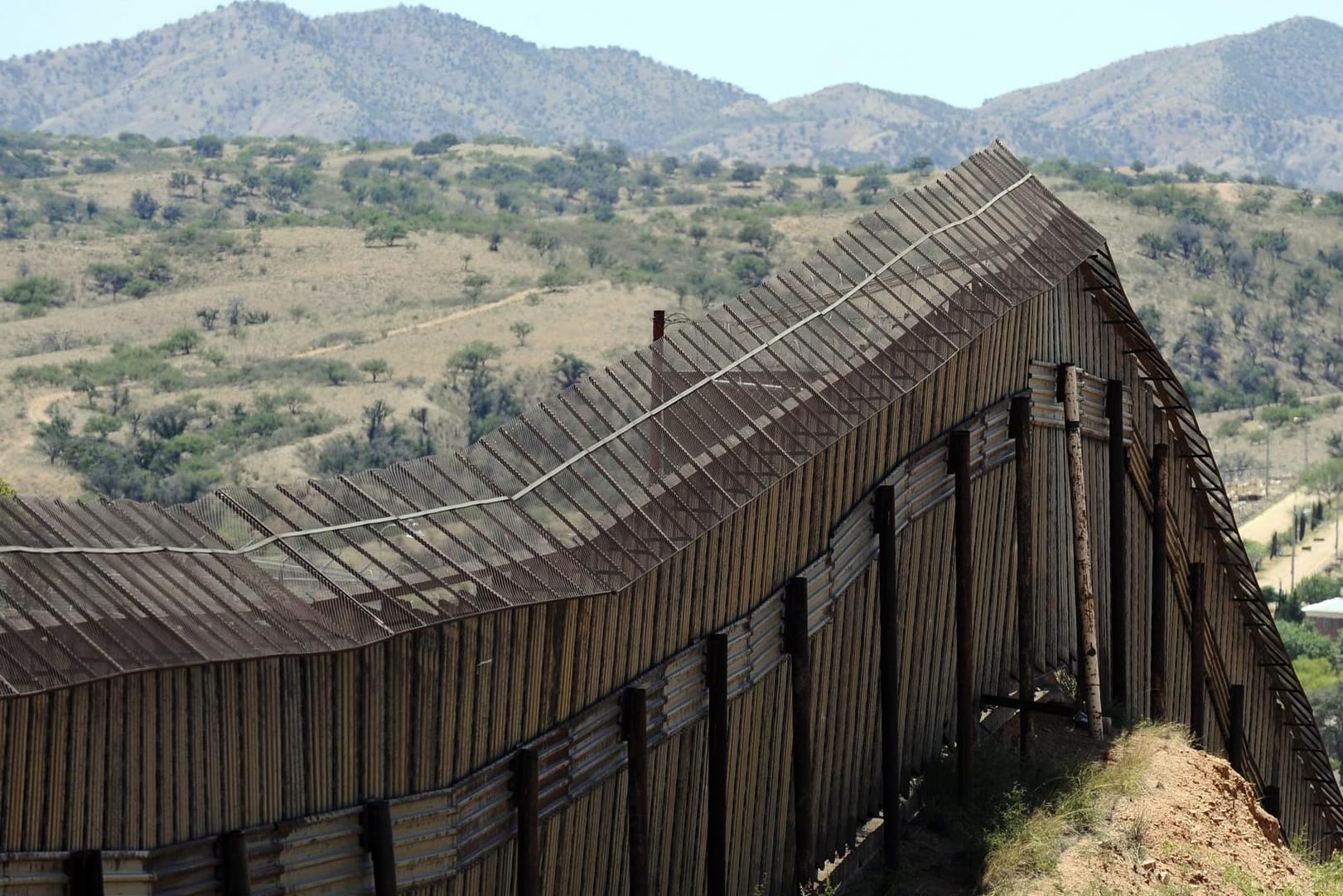 Die Grenze zwischen den USA und Mexiko: Wegen der verschärften Kontrollen würden immer mehr Flüchtlinge versuchen, über abgelegene und lebensfeindliche Grenzabschnitte in die USA zu gelangen.