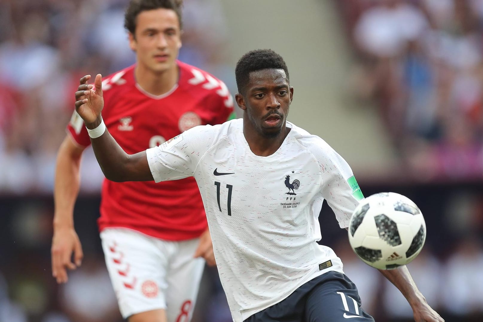 Frankreichs Dembélé (vorn) am Ball vor Dänemarks Delaney.