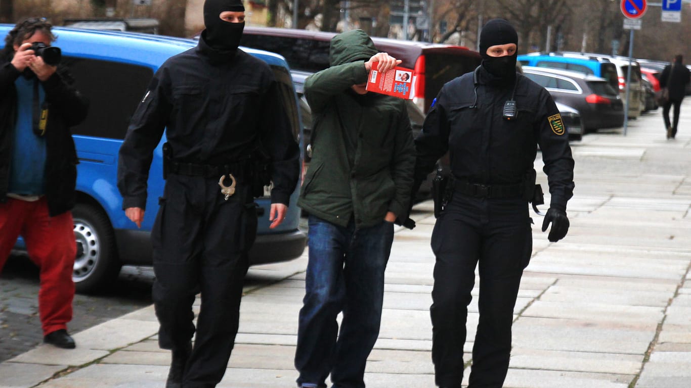 Razzia und Festnahmen bei rechter "Freier Kameradschaft Dresden" im November 2016: Sächsische Polizei: Aktuell werden zehn Männer verdächtigt, Mitglieder der kriminellen Vereinigung zu sein.