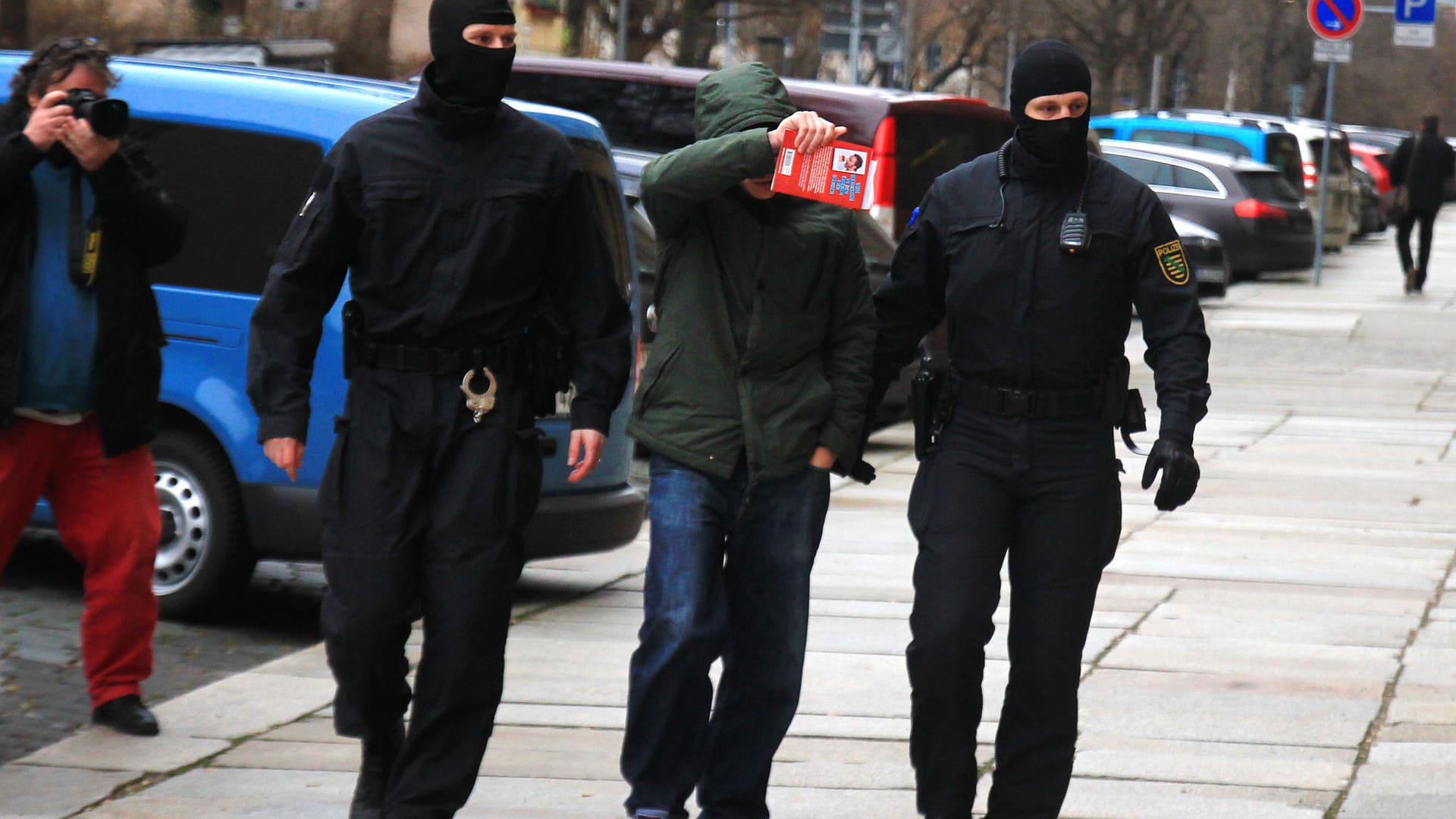 Razzia und Festnahmen bei rechter "Freier Kameradschaft Dresden" im November 2016: Sächsische Polizei: Aktuell werden zehn Männer verdächtigt, Mitglieder der kriminellen Vereinigung zu sein. Razzia und Festnahmen bei rechter "Freier Kameradschaft Dresden" im November 2016: Sächsische Polizei: Aktuell werden zehn Männer verdächtigt, Mitglieder der kriminellen Vereinigung zu sein.