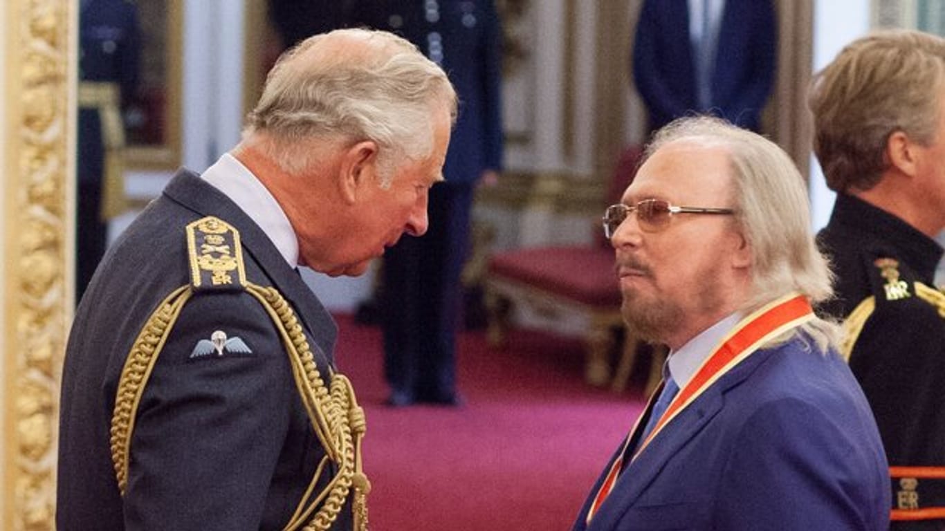 Prinz Charles (l) und Barry Gibb bei der Zeremonie im Buckingham Palast.