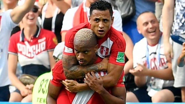 Perus Andre Carrillo wird von seinem Teamkollegen Yoshimar Yotun für seinen Treffer zum 1:0 gefeiert. Perus Andre Carrillo wird von seinem Teamkollegen Yoshimar Yotun für seinen Treffer zum 1:0 gefeiert.