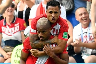 Perus Andre Carrillo wird von seinem Teamkollegen Yoshimar Yotun für seinen Treffer zum 1:0 gefeiert.