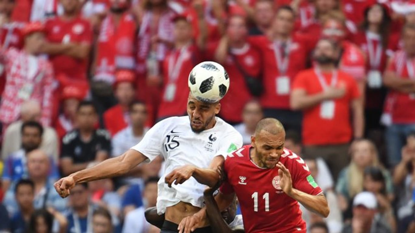 Der Däne Martin Braithwaite (r) und Frankreichs Steven N'Zonzi kämpfen um den Ball.