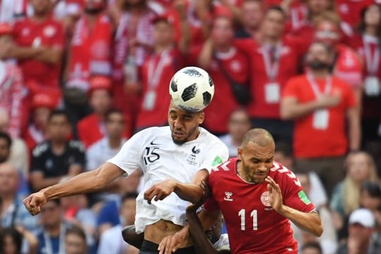 Der Däne Martin Braithwaite (r) und Frankreichs Steven N'Zonzi kämpfen um den Ball.