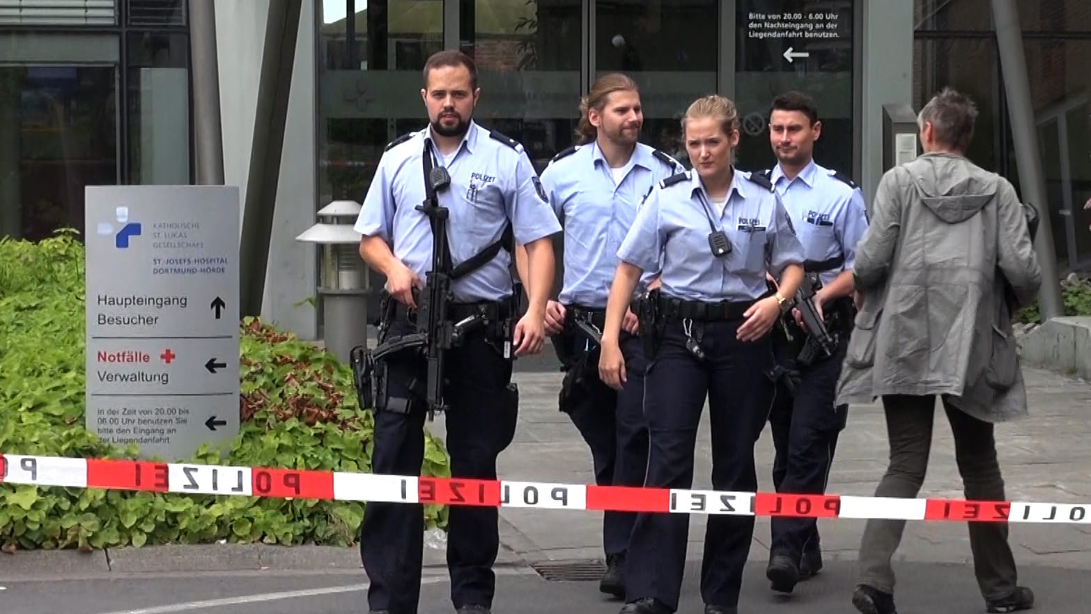 Polizisten vor dem Dortmunder Krankenhaus: Ein Unbekannter hat auf einen Arzt geschossen und ihn lebensgefährlich verletzt. Polizisten vor dem Dortmunder Krankenhaus: Ein Unbekannter hat auf einen Arzt geschossen und ihn lebensgefährlich verletzt.