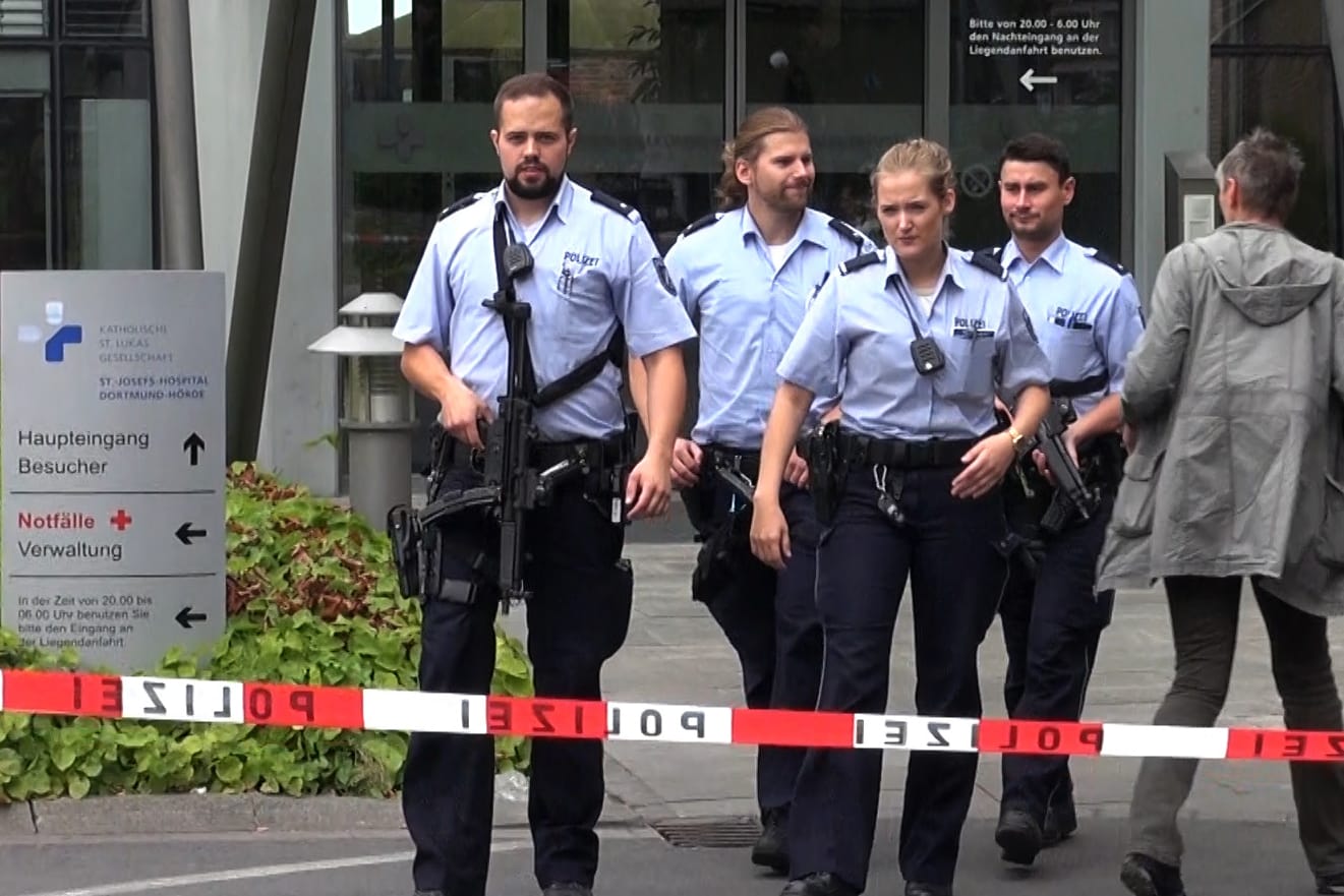 Polizisten vor dem Dortmunder Krankenhaus: Ein Unbekannter hat auf einen Arzt geschossen und ihn lebensgefährlich verletzt.