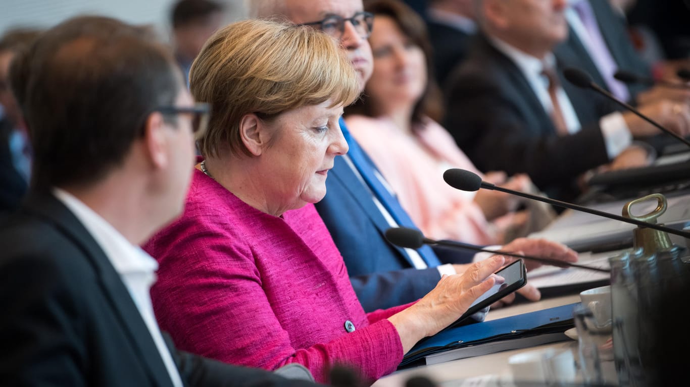 Angela Merkel zu Beginn der Sitzung der CDU/CSU-Fraktion im Bundestag: Die Kanzlerin will die Wogen im Asylstreit glätten.