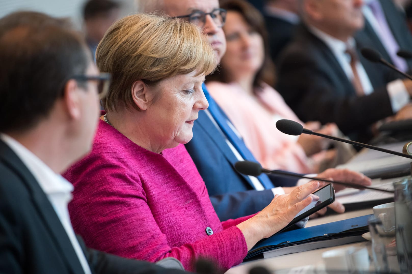 Angela Merkel zu Beginn der Sitzung der CDU/CSU-Fraktion im Bundestag: Die Kanzlerin will die Wogen im Asylstreit glätten.