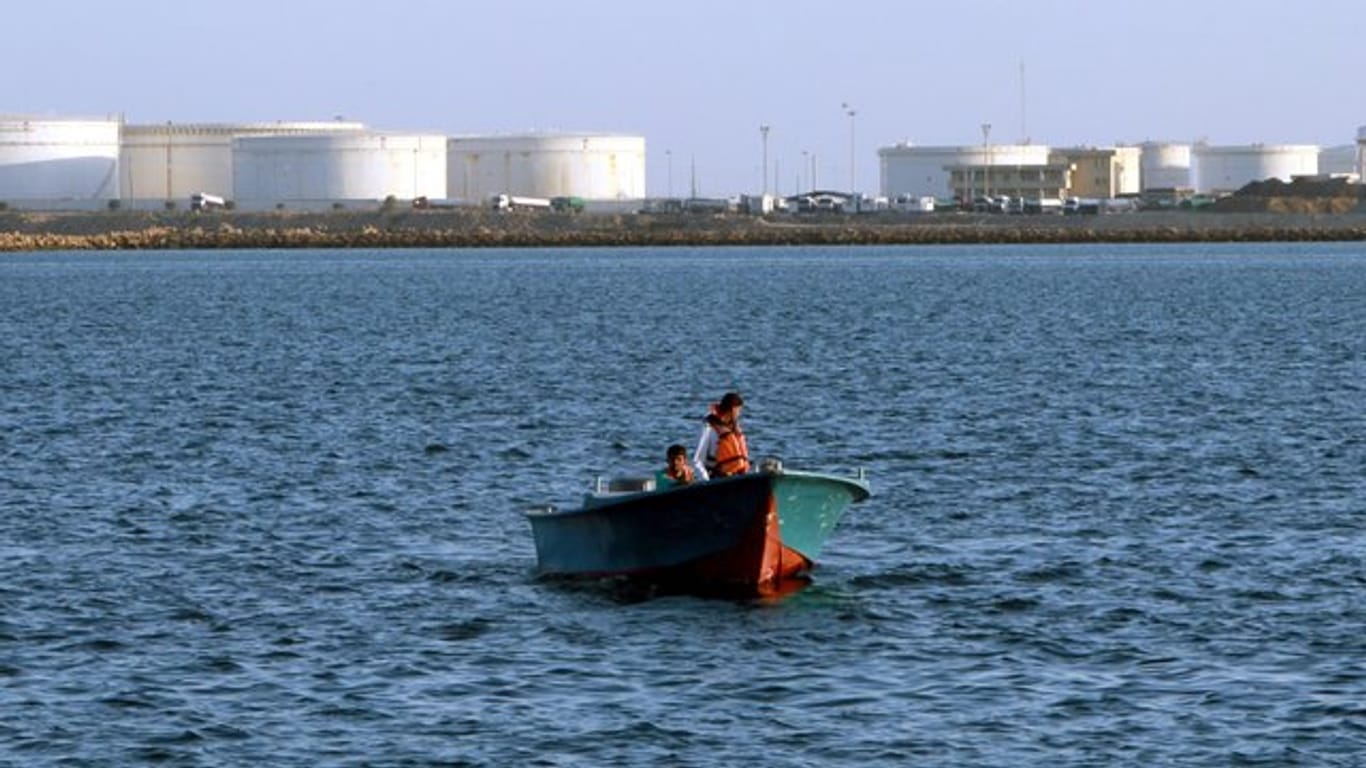 Ein iranisches Überwachungsboot passiert das Öldock im Hafen Kalantari am Golf von Oman.