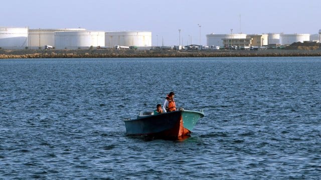 Ein iranisches Überwachungsboot passiert das Öldock im Hafen Kalantari am Golf von Oman. Ein iranisches Überwachungsboot passiert das Öldock im Hafen Kalantari am Golf von Oman.
