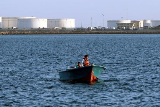 Ein iranisches Überwachungsboot passiert das Öldock im Hafen Kalantari am Golf von Oman.