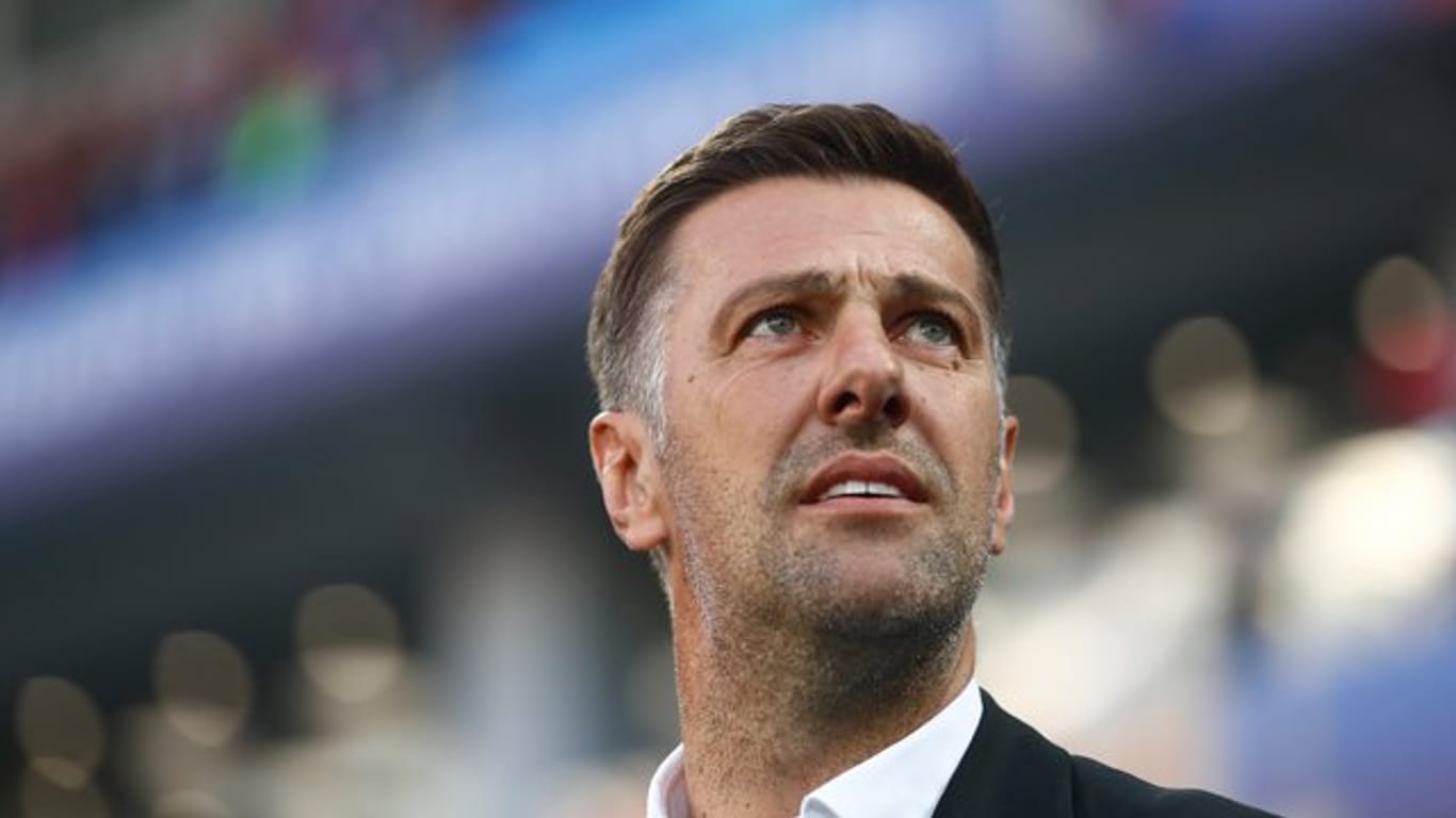 Der serbische Trainer Mladen Krstajic hat seine Kritik am Schiedsrichter überzogen.