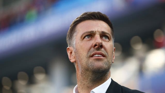 Der serbische Trainer Mladen Krstajic hat seine Kritik am Schiedsrichter überzogen.